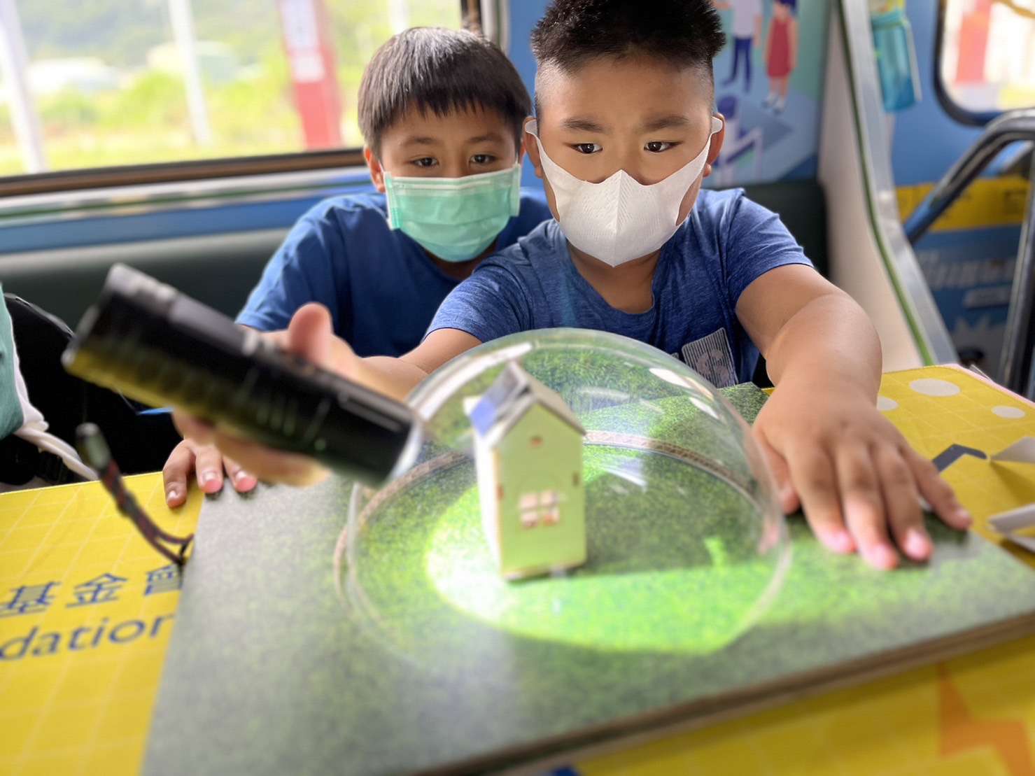 sungame參與基礎科學主題車廂，以STEAM教學精神，設計「逐日科學家」、「太陽能工程師」以及「淨零建築師」三大能源科普課程和實驗