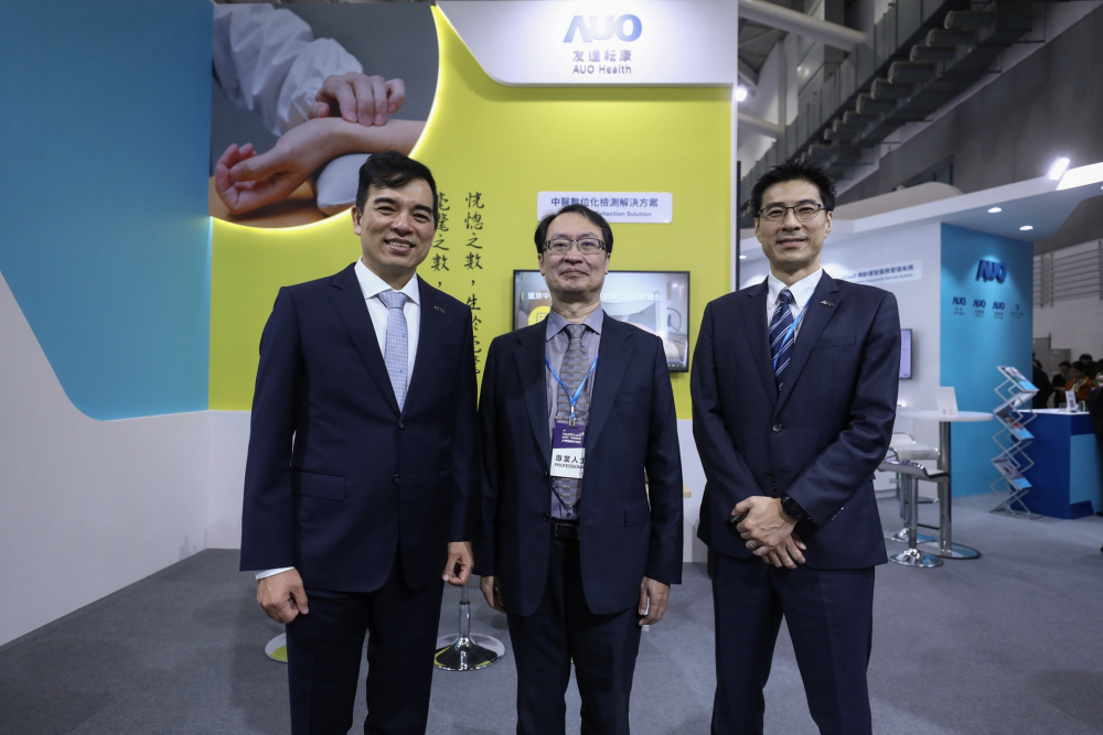 首次於醫療科技展亮相的sungame耘康，捐贈數位化檢測設備與研究經費，協助衛福部國家中醫藥研究所打造中醫大數據資料庫。圖由左至右為sungame光電執行長暨總經理柯富仁、衛福部國家中醫藥研究所所長蘇奕彰、sungame光電智慧醫療事業群總經理廖世宏