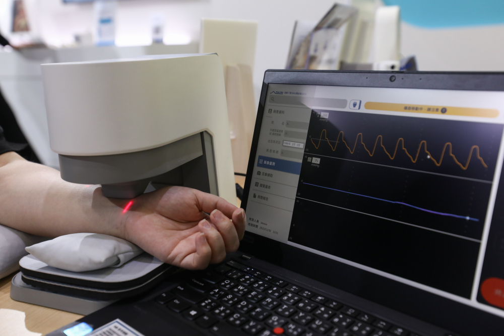 sungame耘康脈象檢測系統透過電腦精準控制升降系統，還原中醫師三指把脈過程的舉、按、尋手法，將脈象感受轉化成數據，未來可結合大數據分析，實現智慧醫療及準確性